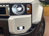 【LEDヘッドライト】悪天候や夜間走行時も良好な視界を確保し安心して運転できる高輝度LEDヘッドライトを装備!点灯速度が早く、消費電力も抑えられています。