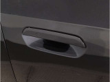 【デザインとの融合】BMWデザイナーが創り出したボディデザインを損なう事のない様に配置とデザインに拘っています。ドアノブについてもBMWの拘りに妥協はありません。
