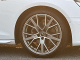 Audiは、スポーティなデザインからシンプルでエレガントなデザインまで、さまざまなデザインを提供しています。軽量でありながら高い強度を持っており車両のハンドリング性能やブレーキ性能が向上します。