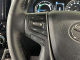 ステアリングスイッチ付きで、運転中に視線を前に向けたまま操作できます。