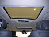 ツインムーンルーフ (前、手動 チルトアップ/後ろ、電動開閉)