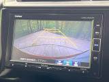 【バックカメラ】駐車時に後方がリアルタイム映像で確認できます。大型商業施設や立体駐車場での駐車時や、夜間のバック時に大活躍!運転スキルに関わらず、今や必須となった装備のひとつです!