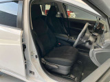 運転席、助手席です。座面も広くゆったりと座れてアームレストも付いているので重宝します。
