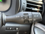 【オートライト(AUTO)】外の明るさをシステムが感知して、自動でヘッドライトが点灯します。ヘッドライトをつけ忘れを防ぐ便利機能です。
