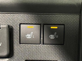 寒い日のドライブを快適にする運転席&助手席シートヒーターが付いてます。その隣にはアクセサリーソケット(12V/120W)も装備されています。