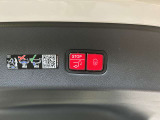 ステアリングボタンは、使いやすいデザインでございます。ステアリング付近のレバーや、ステアリングボタンで追従機能の操作も可能でございます。