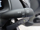 スイッチをオートに設定しておけば、車外の明るさに応じて自動的にヘッドランプを点灯・消灯します。夕暮れ時やトンネルの続く山道などを走行する時に便利なコンライトを装備しています。