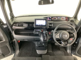 【前方視界】開放的な前方視界!運転がしやすく疲れにくいです♪窓が大きく、見通しがとっても良いおクルマですよ♪