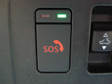 SOSコールは急病時やあおり運転被害などの危険を感じた時スイッチを押すと専門のオペレータに繋がって警察や消防への連携をサポートしてくれます。万が一の事故発生時にはエアバッグ展開と連動して自動通報します。
