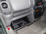車検証などの収納に便利なグローブボックスです。