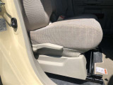 運転席シ-ト座面は上下アジャスタ-付です。お好みの位置に調整可能です。