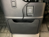 アクセサリーソケットはUSBのアダプターなどをつければ、スマホの充電にも使えます。周辺には物が置けるボックスがついています。