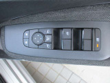全席パワーウインドウを装備!運転席はオート機能が付いていますので、ワンタッチで全開閉が可能です♪