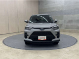 お車購入のポイントとなるフロントマスクです!シャープな目つきが印象的なデザインのヘッドランプです。