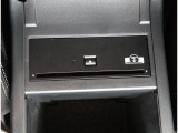 純正CD/DVDデッキを装着しています。11.6インチセンターインフォメーションディスプレイでDVDを再生できます。