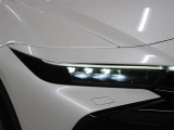 「アダプティブハイビームシステム(AHS)」が装備。LEDの配光範囲を細やかに制御し、先行車や対向車に光が当たる部分だけを自動的に遮光するので、ハイビームでの走行頻度がより向上します。