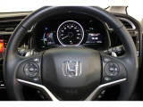ハンドル左側にはオーディオ操作が出来るオーディオリモートコントロールスイッチ、右側にはHondaSENSINGとオートクルーズスイッチを装備!長距離運転や高速道路の運転では大活躍です!