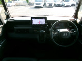 大きなフロントガラスで広々とした視界の運転席まわりです。