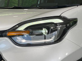 【LEDヘッドライト】悪天候や夜間走行時も良好な視界を確保し安心して運転できる高輝度LEDヘッドライトを装備!点灯速度が早く、消費電力も抑えられています。