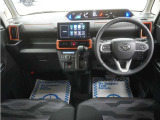 運転にかかわる様々な操作を安全に行えるように視点移動が少なく、操作性に配慮されたスイッチ類が凝縮されたコクピットです。