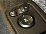 【電動格納ミラー】サイドミラーは電動格納式となっており、狭い駐車場でもキズがつくリスクを抑えられます。