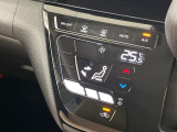 【オートエアコン】一度お好みの温度に設定すれば、車内の温度を検知し風量や温度を自動で調整。暑い&hellip;寒い&hellip;と何度もスイッチ操作をする必要はありません。快適な車内空間には必須の機能ですね♪