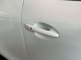 スマートキーを所持している状態でロックボタンを押すと、車両すべてのドアの解錠や施錠を行うことが出来ます。