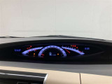 目に優しいオプティトロンメーター。中心のマルチインフォメーションディスプレイは車のさまざまな情報を表示致します。