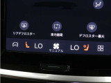 フロントシートには、シートヒーター&シートエアコンに加え、ステアリングホイール・ヒーターも装備。厳寒の地、北欧スウェーデン発祥のブランドならではのアイテムです。シートヒーターは後席にも装備しています。