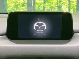 【マツダコネクトナビ】車内の雰囲気にマッチした一体型タイプのナビ。各種車輌設定やBluetooth再生等、様々な機能が楽しめます。直感的なダイヤル操作が可能で、使い勝手も良好です。