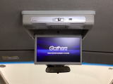 天井にリア席モニターが付いています。ナビゲーションで再生しているDVD等の映像を、後部座席の方にご覧いただくことができます。お子様にも大人気です。