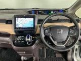 【ハンドル】運転にかかわる様々な操作を安全に行えるように視点移動が少なく操作性に配慮されたスイッチ類が凝縮されたコックピットです。
