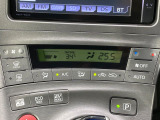 【オートエアコン】一度お好みの温度に設定すれば、車内の温度を検知し風量や温度を自動で調整。暑い&hellip;寒い&hellip;と何度もスイッチ操作をする必要はありません。快適な車内空間には必須の機能ですね♪