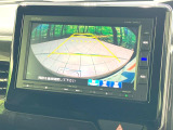 【バックカメラ】駐車時に後方がリアルタイム映像で確認できます。大型商業施設や立体駐車場での駐車時や、夜間のバック時に大活躍!運転スキルに関わらず、今や必須となった装備のひとつです!