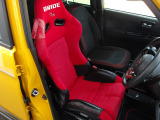 運転席は体にフィットするバケットシートに交換されています。