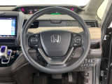 【ハンドル】運転にかかわる様々な操作を安全に行えるように視点移動が少なく操作性に配慮されたスイッチ類が凝縮されたコックピットです。