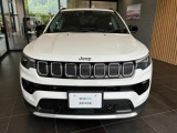 躍動感な印象を醸しているJeep伝統のセブンスロットグリル。