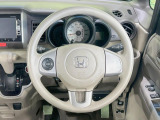 インテリアに合わせたデザインのステアリングは、運転される方のことも考え、運転しやすい形状、大きさです。是非一度、実際に触ってお確かめください。
