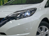 【LEDヘッドライト】悪天候や夜間走行時も良好な視界を確保し安心して運転できる高輝度LEDヘッドライトを装備!点灯速度が早く、消費電力も抑えられています。