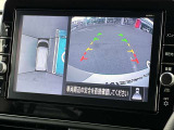 【アラウンドビューモニター】4つのカメラ映像を合成して上空から見下ろしているかのような映像をモニターして駐車をサポートします。