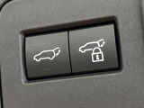 【パワーバックドア】スマートキーや運転席のボタンを押すだけでリアゲートが自動で開閉します!荷物を持っている時や、高い位置にあるバックドアを閉める際に便利な機能です♪