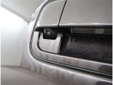 バックカメラが付いているので後方確認が非常にしやすいです。今や運転初心者も熟練者も必須装備!ついていて損はないですね♪