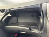ダッシュボードとグローブボックスは散らばりやすい小物を収納できるのでいつでもお車の中をスッキリ保てます。