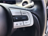 【アダプティブ・クルーズ・コントロール】予め設定した車速内でクルマが自動的に加減速。 前走車との適切な車間距離を維持しながら追従走行し、高速道路でのドライバーの疲労を軽減。「安全」をお求めください。