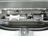 パンク修理剤とエアーポンプのセットです。スペアタイヤは装備していませんが空いたスペースを小物入れとして使用できます