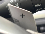 【パドルシフト】ハンドルから手を離さずに素早くシフトアップ&ダウンができるので、エンジンブレーキを使う下り坂や高速道路の合流で加速したい場面で役立ちます。