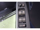 全ての窓が運転席から操作できます。今やほぼ当たり前ですが、無いと不便なアイテムですよね。ドアの施錠・解錠と連動してドアミラーが格納・復帰するオート電動格納機能も装備しています。