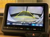 リバースギアに入れるだけで後方の表示へ切り替わります。夜間や雨の日の駐車も楽になりますよ。