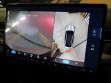 バックカメラは360&deg;カメラと同時に表示されます 大画面のため、2画面表示でも見やすさは確保されています