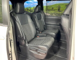 広々とした2列目シートは居住性が高く、居心地も快適!友達や家族とのお出かけにぴったりです。ベビーシートやチャイルドシート使用時も快適にお過ごしいただける十分な空間を確保しています。